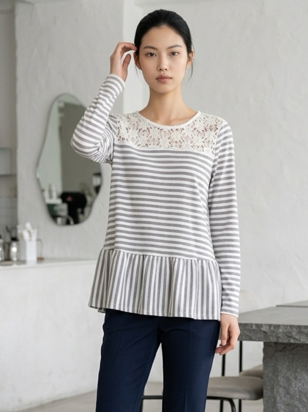 NWT Doe & Rae Women’s Gray Stripe Lace Hem Long Sleeve Tunic Blouse Top - Size S